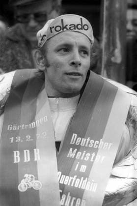 Siegerehrung Profis Deutsche Querfeldein Meisterschaft 1972 in Gärtringen, Meister Rolf Wolfshohl