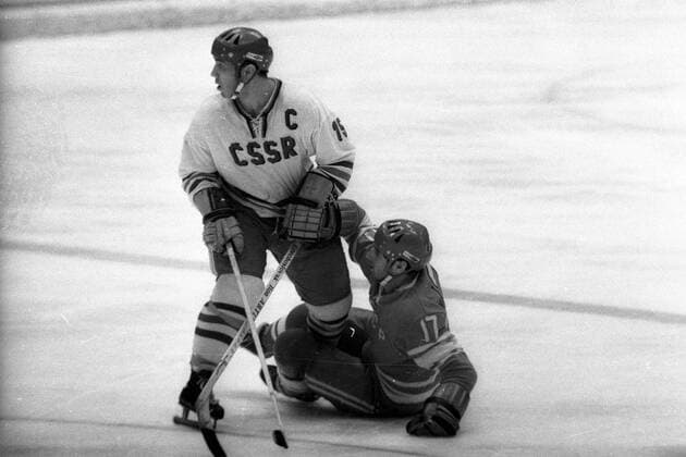 Olympische Winterspiele 1972 in Sapporo, Josef Cerny (CSSR, li.) gegen Valeri Charlamow (UdSSR)