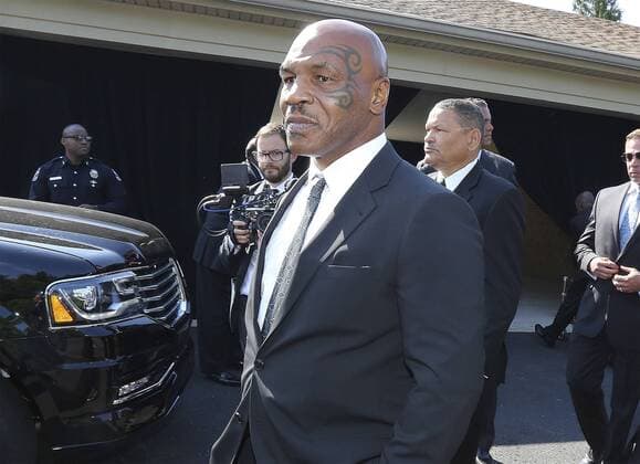 Bilder des Tages - SPORT Muhammad Ali - Beerdigung in Louisville June 10, 2016 - Louisville, Kentucky, U.S - Mike Tyson, center, speaks at the funeral home, Tuesday, June 10, 2016, in Louisville, Ky., before Muhammad Ali s memorial service. Tyson was a pall bearer for Ali. Muhammad Ali Funeral - ZUMAp124