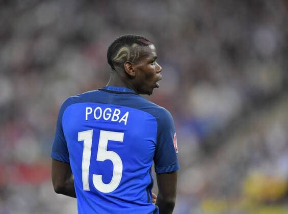 10.06.2016, Fussball EM-2016 Frankreich, Eröffnungsspiel, Frankreich - Rumänien, im Stade de France in Paris. Paul POGBA (FRA) hat den französischen Hahn in sein Haar einrasiert, 