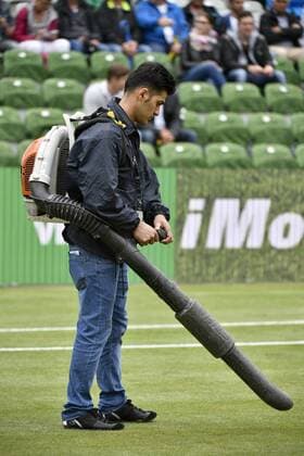 Regenunterbrechung Regenpause rain delay match suspended Helfer versuchen mit Gebläse, den Rasen trocken zu blasen trocknen 11.06.2016 Halbfinale Tennis Mercedes-Cup Stuttgart Weißenhof 04.06..-12.06.2016 MercedesCup Stuttgart Weißenhof 2016