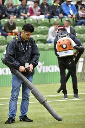Regenunterbrechung Regenpause rain delay match suspended Helfer versuchen mit Gebläse, den Rasen trocken zu blasen trocknen 11.06.2016 Halbfinale Tennis Mercedes-Cup Stuttgart Weißenhof 04.06..-12.06.2016 MercedesCup Stuttgart Weißenhof 2016