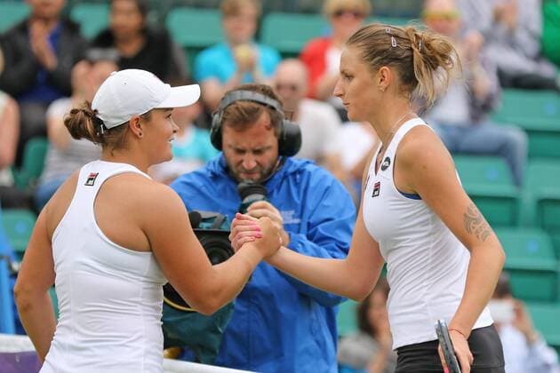 11.06.2016. Nottingham Tennis Centre, Nottingham, England. Aegon WTA Tennis Damen Nottingham Open Day 8. Karolina Pliskova of Czech Republic on the right after her 2-set victory shakes hands with Ashleigh Barty of Australia xDavidxKissmanx  ActionPlus11747388
