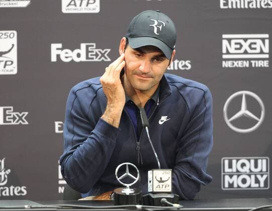 11.06.2016, Mercedes Cup Stuttgart, ATP Tennis Herren Tour, Tennis im Bild: Roger Federer niedergeschlagen nach dem Spiel vs Dominic Thiem