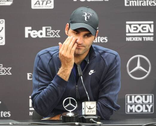 11.06.2016, Mercedes Cup Stuttgart, ATP Tennis Herren Tour, Tennis im Bild: Roger Federer niedergeschlagen nach dem Spiel vs Dominic Thiem
