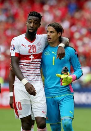 Johan Djourou, Torwart Yann Sommer Aktion Freisteller Oberkoerper Oberkörper Jubel Freude Emotion nach Sieg im ersten Spiel Fußball Fussball UEFA Europameisterschaft EURO EM EURO 11.06.2016 Nationalmannschaft Albanien vs. Schweiz Frankreich France Lens