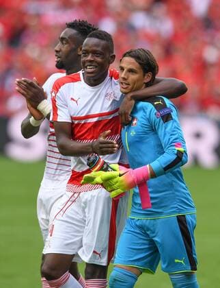 FUSSBALL EURO 2016 GRUPPE A IN LENS Albanien - Schweiz 11.06.2016 Denis Zakaria umarmt Torwart Yann Sommer (re, beide Schweiz)