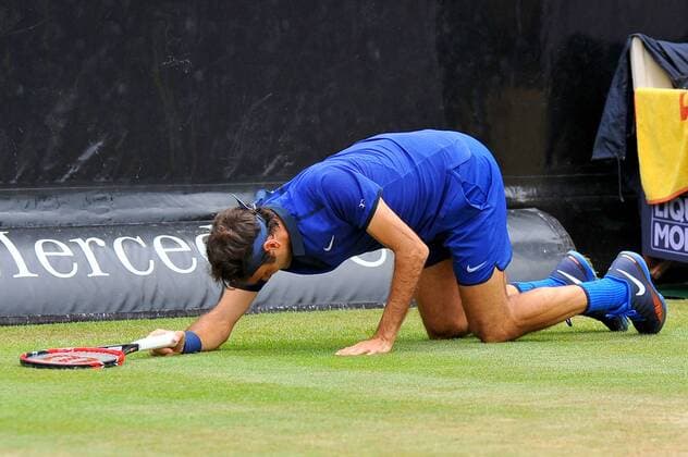 Roger FEDERER (SUI) enttäuscht am Boden. Deutschland, Stuttgart: Tennis, MercedesCup 2016: Halbfinale am 11.06.2016, TC Weissenhof.