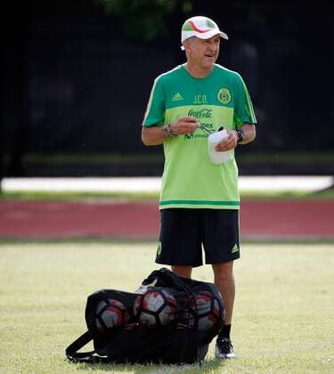Copa America, Training Nationalteam Mexiko in Houston Mexican national soccer team coach, Colombian Juan Carlos Osorio, watches his players during a training session in Houston, Texas, USA, on 11 June 2016. Mexico will be confronting this Monday 13 June Venezuela for their last match of the teams round for the Copa America Centenario. EFE Juan Carlos Cardenas MEXICAN national team Nationalteam TRAINING SESSION !ACHTUNG: NUR REDAKTIONELLE NUTZUNG!  HOU02 20160611-636012658628800125
