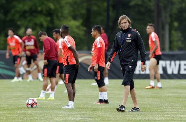 Copa America, Training Nationalteam Peru Peruvian soccer team coach, Argentinian Ricardo Gareca (R) during a training session at Babson College, Wellesley, United States. Peru and Brazil will face in match tomorrow for Copa America 2016. PERUVIAN SOCCER TEAM TRAINING SESSION !ACHTUNG: NUR REDAKTIONELLE NUTZUNG!  cmm 20160611-636012699767881266