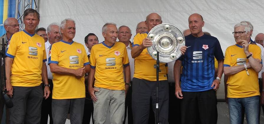 v.l. Wolf-Ruediger Krause, Walter Schmidt, Wolfgang Brase, Joachim Baese mit der Kopie der Meisterschale, Horst Wolter, Klaus Gerwien (Eintracht Braunschweig, meistermannschaft 1967)