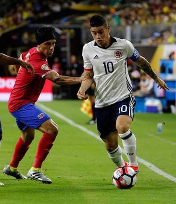 James Rodriguez (R) of Colombia vies for the ball Christian Bolanos (L) of Costa Rica during a soccer match part of Copa Libertadores Centenario at NRG stadium in Houston, Texas, United States, 11 June 2016. Colombia vs. Costa Rica !ACHTUNG: NUR REDAKTIONELLE NUTZUNG!  TX01 20160612-636013036479095900