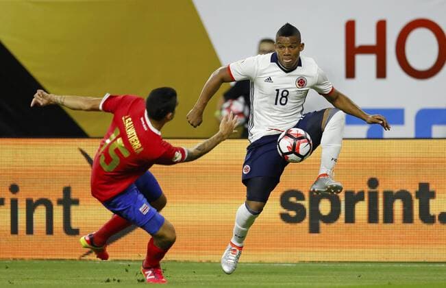 Frank Fabra (R) of Colombia vies for the ball Jose Salvatierra (L) of Costa Rica during a soccer match part of Copa Libertadores Centenario at NRG stadium in Houston, Texas, United States, 11 June 2016. Colombia vs. Costa Rica !ACHTUNG: NUR REDAKTIONELLE NUTZUNG!  TX01 20160612-636013094076659435