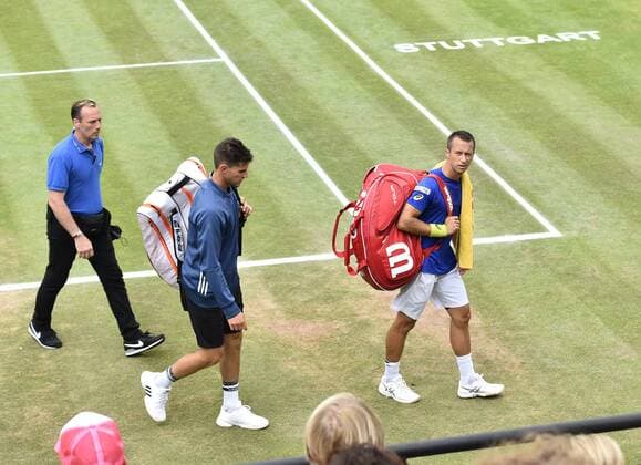 Bilder des Tages - Sport Verzögerung Regenunterbrechung Philipp Kohlschreiber (GER) (rechts) und Dominic Thiem (AUT) verlassen den Centre Center Court nach dem Einspielen vor Matchbeginn 12.06.2016 Finale Tennis Mercedes-Cup Stuttgart Weißenhof 04.06..-12.06.2016 MercedesCup Stuttgart Weißenhof 2016