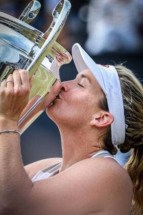Themen der Woche - SPORT Bilder des Tages - Sport American Coco Vandeweghe kisses the trophy after winning a tennis game between French Kristina Mladenovich and American Coco Vandeweghe in the finals of the women s singles at the Ricoh Open WTA Tennis Damen tennis tournament in Rosmalen, the Netherlands, Sunday 12 June 2016. LUCxCLAESSEN  x04869830x