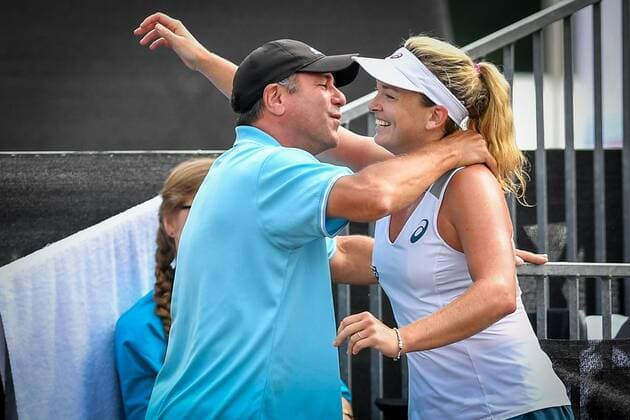 American Coco Vandeweghe celebrates with her coach after winning a tennis game between French Kristina Mladenovich and American Coco Vandeweghe in the finals of the women s singles at the Ricoh Open WTA Tennis Damen tennis tournament in Rosmalen, the Netherlands, Sunday 12 June 2016. LUCxCLAESSEN  x04869843x