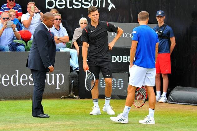 Schiedsrichter Carlos Bernardes, Dominic THIEM (AUT) und Philipp KOHLSCHREIBER (GER) begutachten die noch nasse Ecke des Center Court danach wird der Start um eine Stunde verschoben. Deutschland, Stuttgart: Tennis, MercedesCup 2016: Finale am 12.06.2016, TC Weissenhof.