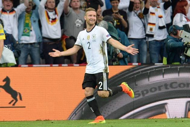 FRA, UEFA EURO EM Europameisterschaft Fussball 2016, Group C, Germany (GER) vs Ukraine (UKR) Länderspiel Nationalmannschaft 12.06.2016, Stade Pierre Mauroy, Lille , FRA, UEFA EURO 2016, Group C, Germany (GER) vs Ukraine (UKR) picture shows im Bild Jubel, Torjubel, durch Torschütze Torschuetze Shkodran Mustafi (Germany 2) zum 1:0, Fotox©xnordphotoxEwert
