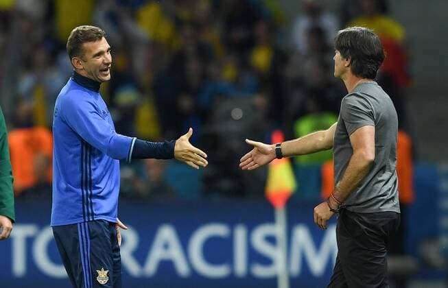 FUSSBALL Euro 2016 GRUPPE C in LILE Deutschland - Ukraine 12.06.2016 Andrij Schewtschenko (li, Ukraine) und Trainer Joachim Loew (re, Deutschland)