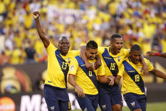 Ecuador s players celebrate their third goal against Haiti during their Copa America Centenario 2016 match at MetLife stadium in East Rutherford, New Jersey, USA, 12 jUNE 2016. EPA Kena Betancur ECUADOR - HAITI !ACHTUNG: NUR REDAKTIONELLE NUTZUNG!  NJ18 20160613-636013822999276185