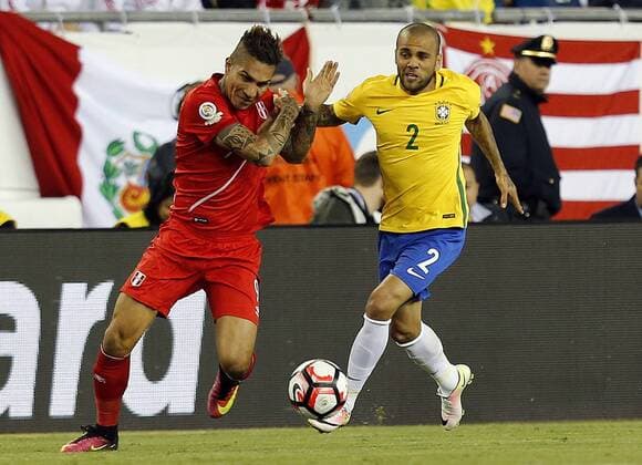Dani Alves (R) of Brazil vies for the ball with Paolo Guerrero (L) of Peru vies for the ball during their Copa America Centenario soccer match between Brazil and Peru at Gillete stadium in Foxborough, USA, 12 June 2016. EFE MAURICIO DUENAS CASTANEDA Brazil vs. Peru !ACHTUNG: NUR REDAKTIONELLE NUTZUNG!  FOX109 20160613-636013886514535012