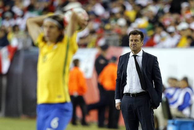 Brazil s coach Carlos Dunga (R) is seen during the Copa America Centenario 2016 match against Peru at the Gillete stadium in Foxborough, USA, 12 June 2016. BRASIL VS. PERU !ACHTUNG: NUR REDAKTIONELLE NUTZUNG!  20160613-636014175982374434
