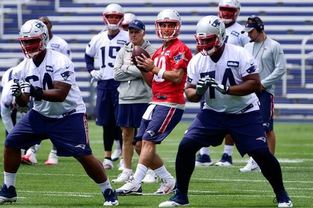 Monday, June 13, 2016: New England Patriots quarterback Jimmy Garoppolo (10) drops back to pass the ball at the New England Patriots organized team activities held on the practice field at Gillette Stadium, in Foxborough, Massachusetts. NFL American Football Herren USA 2016: Patriots OTA JUN 13 - ZUMAc04_