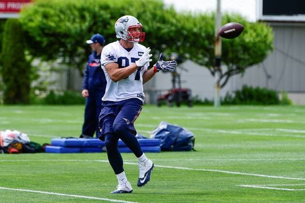 Monday, June 13, 2016: New England Patriots tight end Rob Gronkowski (87) catches the ball at the New England Patriots organized team activities held on the practice field at Gillette Stadium, in Foxborough, Massachusetts. NFL American Football Herren USA 2016: Patriots OTA JUN 13 - ZUMAc04_