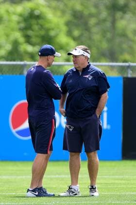 Monday, June 13, 2016: New England Patriots head coach Bill Belichick talks to a member of the coaching staff at the New England Patriots organized team activities held on the practice field at Gillette Stadium, in Foxborough, Massachusetts. NFL American Football Herren USA 2016: Patriots OTA JUN 13 - ZUMAc04_