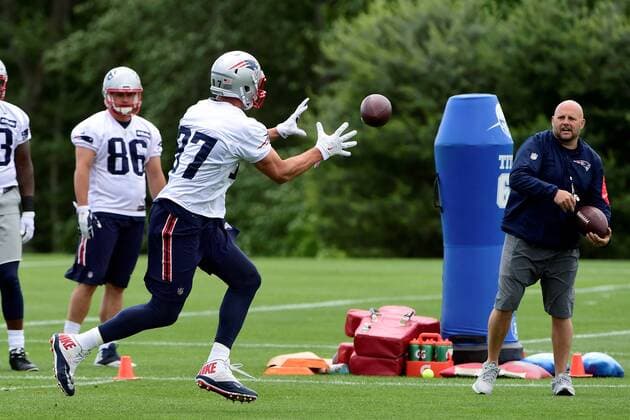 Monday, June 13, 2016: New England Patriots tight end Rob Gronkowski (87) catches a pass at the New England Patriots organized team activities held on the practice field at Gillette Stadium, in Foxborough, Massachusetts. NFL American Football Herren USA 2016: Patriots OTA JUN 13 - ZUMAc04_