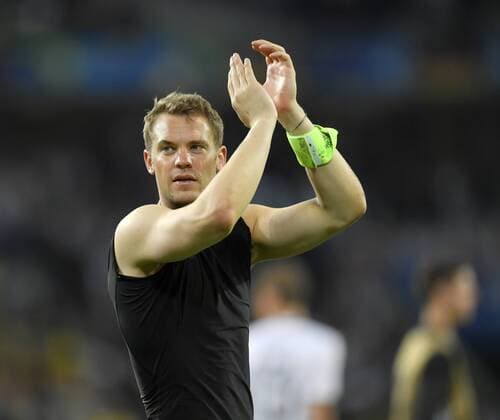 12.06.2016, Fussball EM-2016 Frankreich, Vorrunde, Deutschland - Ukraine, im Stade Pierre Mauroy in Lille (Frankreich). Torwart Manuel Neuer (Deutschland) bedankt sich nach dem Spiel bei den Fans 