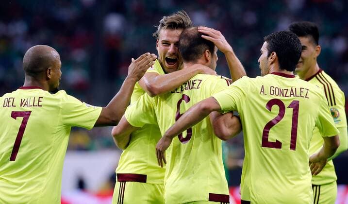 Copa America, Mexiko - Venezuela Venezuela s Jose Manuel Velazquez (C) celebrates his 0-1 goal before Mexico with his team mates during their Copa America 2016 match at NRG Stadium in Houston, Texas, United States, 13 June 2016. MEXICO VS VENEZUELA !ACHTUNG: NUR REDAKTIONELLE NUTZUNG!  HST011 20160614-636014680738961698