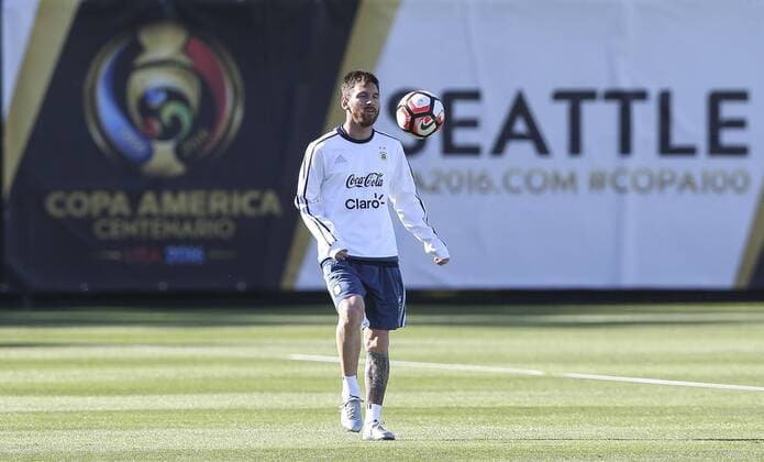 Argentina player Lionel Messi kicks a ball during a training session of the team at the Starfire Sports in Seattle, Washington, United States, 13 June 2016. Argentina will face Bolivia tomorrow during their Copa America Group D match. EFE David Fernandez ARGENTINA S TRAINING SESSION !ACHTUNG: NUR REDAKTIONELLE NUTZUNG!  SEA002 20160614-636014727130205388