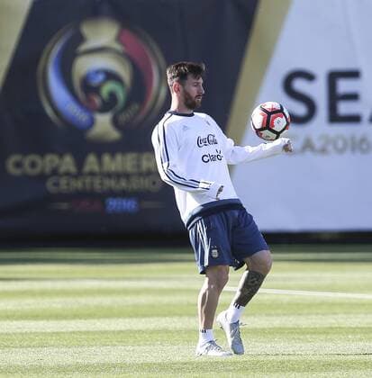 Argentina player Lionel Messi kicks a ball during a training session of the team at the Starfire Sports in Seattle, Washington, United States, 13 June 2016. Argentina will face Bolivia tomorrow during their Copa America Group D match. EFE David Fernandez ARGENTINA S TRAINING SESSION !ACHTUNG: NUR REDAKTIONELLE NUTZUNG!  SEA004 20160614-636014727150329388