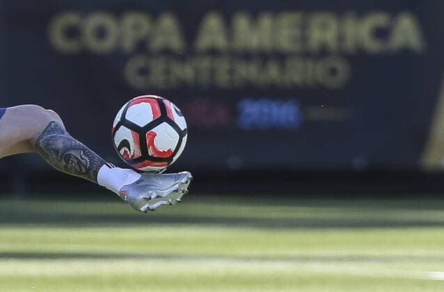Argentina player Lionel Messi kicks a ball during a training session of the team at the Starfire Sports in Seattle, Washington, United States, 13 June 2016. Argentina will face Bolivia tomorrow during their Copa America Group D match. EFE David Fernandez ARGENTINA S TRAINING SESSION !ACHTUNG: NUR REDAKTIONELLE NUTZUNG!  SEA005 20160614-636014727175913388