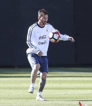Argentina player Lionel Messi kicks a ball during a training session of the team at the Starfire Sports in Seattle, Washington, United States, 13 June 2016. Argentina will face Bolivia tomorrow during their Copa America Group D match. EFE David Fernandez ARGENTINA S TRAINING SESSION !ACHTUNG: NUR REDAKTIONELLE NUTZUNG!  SEA007 20160614-636014727824717388