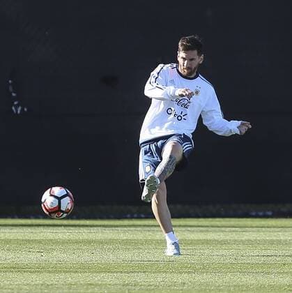 Argentina player Lionel Messi kicks a ball during a training session of the team at the Starfire Sports in Seattle, Washington, United States, 13 June 2016. Argentina will face Bolivia tomorrow during their Copa America Group D match. EFE David Fernandez ARGENTINA S TRAINING SESSION !ACHTUNG: NUR REDAKTIONELLE NUTZUNG!  SEA009 20160614-636014727845933388