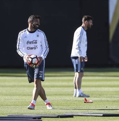 Argentina player Ezequiel Lavezzi (L) holds a ball during a training session of the team at the Starfire Sports in Seattle, Washington, United States, 13 June 2016. Argentina will face Bolivia tomorrow during their Copa America Group D match. EFE David Fernandez ARGENTINA S TRAINING SESSION !ACHTUNG: NUR REDAKTIONELLE NUTZUNG!  SEA013 20160614-636014729188001388