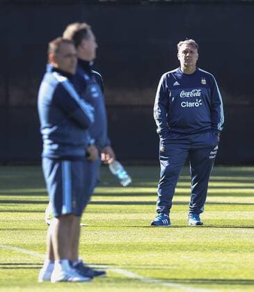 Argentina coach Gerardo Martino (R) during a training session of the team at the Starfire Sports in Seattle, Washington, United States, 13 June 2016. Argentina will face Bolivia tomorrow during their Copa America Group D match. EFE David Fernandez ARGENTINA S TRAINING SESSION !ACHTUNG: NUR REDAKTIONELLE NUTZUNG!  SEA026 20160614-636014735883887853