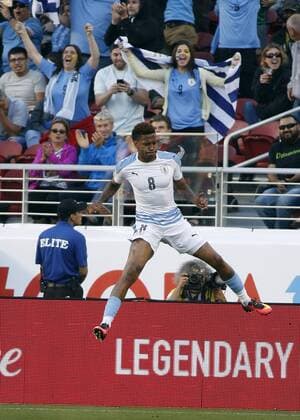Uruguay player Abel Hernandez (C) reacts after scoring the first goal of the game against Jamaica in the first half during the soccer game of Copa America Centenario in Santa Clara, California, EEUU, 13 June 2016. URUGUAY VS JAMAICA !ACHTUNG: NUR REDAKTIONELLE NUTZUNG!  STC001 20160614-636014782319968768
