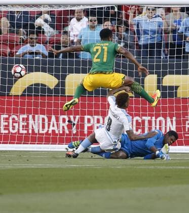 Uruguay player Abel Hernandez (C) scores the first goal of the game against Jamaica goalie Andre Blake (R) and defender Jermaine Taylor (L) in the first half during the soccer game of Copa America Centenario in Santa Clara, California, EEUU, 13 June 2016. URUGUAY VS JAMAICA !ACHTUNG: NUR REDAKTIONELLE NUTZUNG!  STC001 20160614-636014782382836768