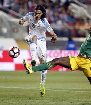 Uruguay player Edinson Cavani (L) and Jamaica player Wes Morgan (R) fight for the ball in the first half during the soccer game of Copa America Centenario in Santa Clara, California, EEUU, 13 June 2016. URUGUAY VS JAMAICA !ACHTUNG: NUR REDAKTIONELLE NUTZUNG!  STC001 20160614-636014861300668148