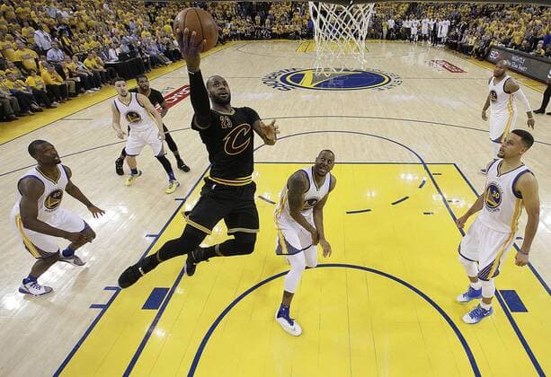 Bilder des Tages - SPORT June 13, 2016 - Oakland, California, U.S - Cleveland Cavaliers forward LeBron James (23) shoots against the Golden State Warriors during the first half of Game 5 of basketball s NBA Basketball Herren USA Finals in Oakland, Calif., Monday, June 13, 2016. NBA Finals Cavaliers Warriors Basketball - ZUMAp124