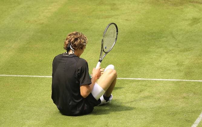 Foto : Alexander ZVEREV ( GER ) kommt zu Fall Tennis-Turnier Gerry Weber Open im westfälischen Halle am Di. 14.06.2016