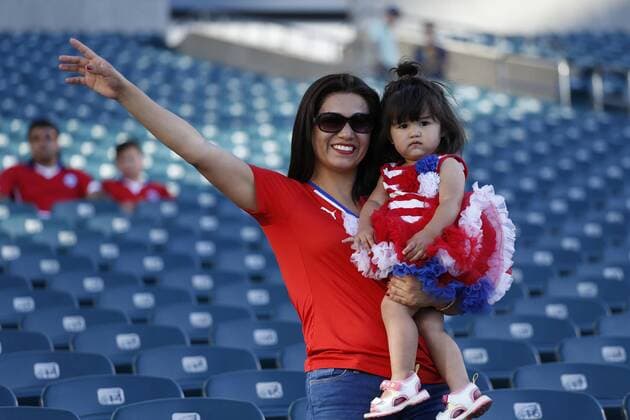 Copa America, Chile - Panama, Fans A Chile fan and her daughter pose before the Copa America Centenario Group D match between Panama and Chile at the Lincoln Financial Field in Philadelphia, Pennsylvania, United States, 14 June 2016. CHILE VS PANAMA !ACHTUNG: NUR REDAKTIONELLE NUTZUNG!  PHI009 20160615-636015503224433080