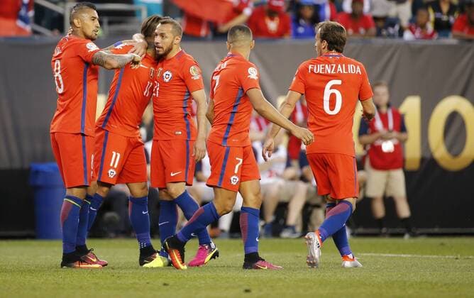 Copa America, Chile - Panama (L-R) Chile players Arturo Vidal, Eduardo Vargas, Jose Pedro Fuenzalda, Alexis Sanchez and Jose Fuenzalida celebrate the team s 1-1 goal before Panama during their Copa America Centenario Group D match at the Lincoln Financial Field in Philadelphia, Pennsylvania, United States, 14 June 2016. CHILE VS PANAMA !ACHTUNG: NUR REDAKTIONELLE NUTZUNG!  PHI025 20160615-636015559077856770