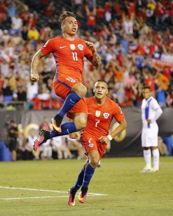 Copa America, Chile - Panama Chile player Eduardo Vargas (L) celebrares his 2-1 goal before Panama during their Copa America Centenario Group D match at the Lincoln Financial Field in Philadelphia, Pennsylvania, United States, 14 June 2016. CHILE VS PANAMA !ACHTUNG: NUR REDAKTIONELLE NUTZUNG!  PHI031 20160615-636015570294534566