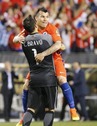 Copa America, Chile - Panama Chile goalkeeper Claudio Bravo (L) celebrates the team s 3-1 goal before Panama with Gary Medel during their Copa America Centenario Group D match at the Lincoln Financial Field in Philadelphia, Pennsylvania, United States, 14 June 2016. CHILE VS PANAMA !ACHTUNG: NUR REDAKTIONELLE NUTZUNG!  PHI041 20160615-636015586770628460