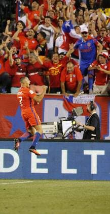 Copa America, Chile - Panama Chile player Alexis Sanchez (L) celebrates his 4-2 goal before Panama during their Copa America Centenario Group D match at the Lincoln Financial Field in Philadelphia, Pennsylvania, United States, 14 June 2016. CHILE VS PANAMA !ACHTUNG: NUR REDAKTIONELLE NUTZUNG!  PHI049 20160615-636015622734052150