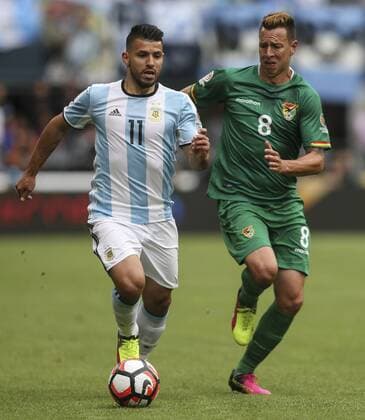 Copa America, Argentinien - Bolivien Argentina player Sergio Aguero (L) fights for the ball with Bolivia s Martin Smedberg Dalance during their Copa America Centenario match at the Century Field in Seattle, United States, 14 June 2016. ARGENTINA VS BOLIVIA !ACHTUNG: NUR REDAKTIONELLE NUTZUNG!  SEA026 20160615-636015633663878330